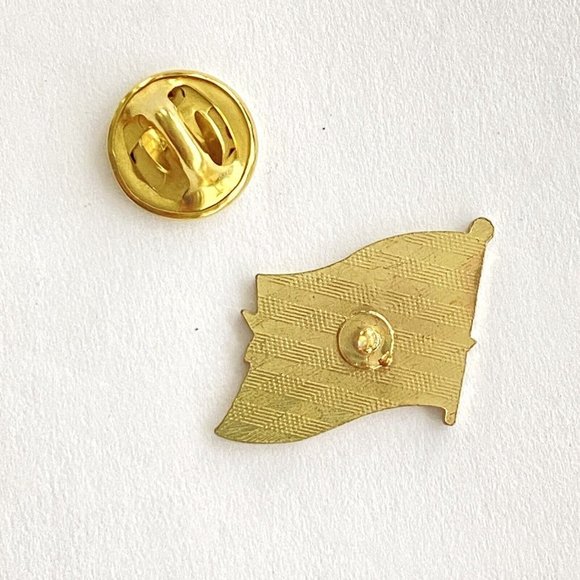 Vintage USO White Ribbon On American Flag Gold Tone Lapel Collar Pin Back 3/4” - Picture 3 of 4